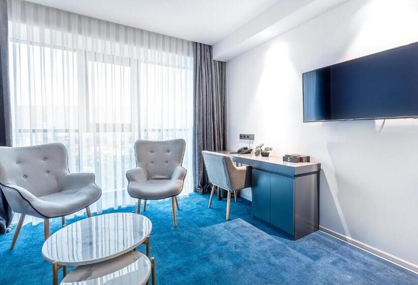 اتاق لوکس با تخت بزرگ, Ramada By Wyndham Tbilisi Old City