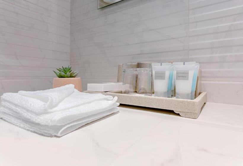 اتاق استاندارد با بالکن, Ramada By Wyndham Tbilisi Old City