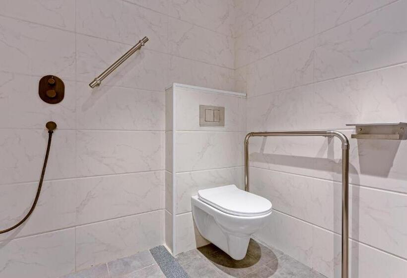 اتاق استاندارد با تخت بزرگ برای معلولان, Ramada By Wyndham Tbilisi Old City