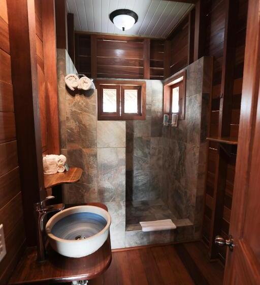 بانگلوی استاندارد, Azul Over The Water Resort