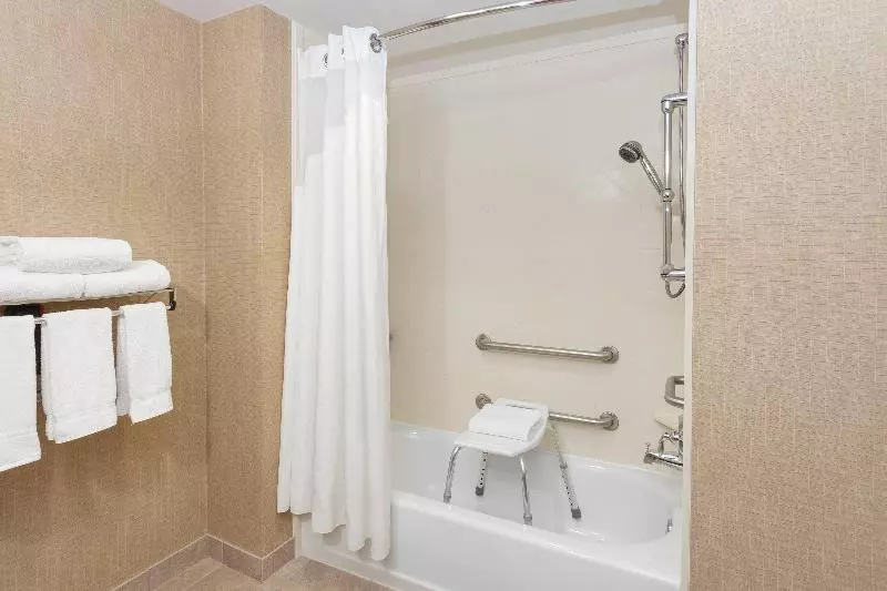 身障者適用キングサイズベッドルーム, Holiday Inn Express Hotel & Suites Hampton South Seabrook, An Ihg