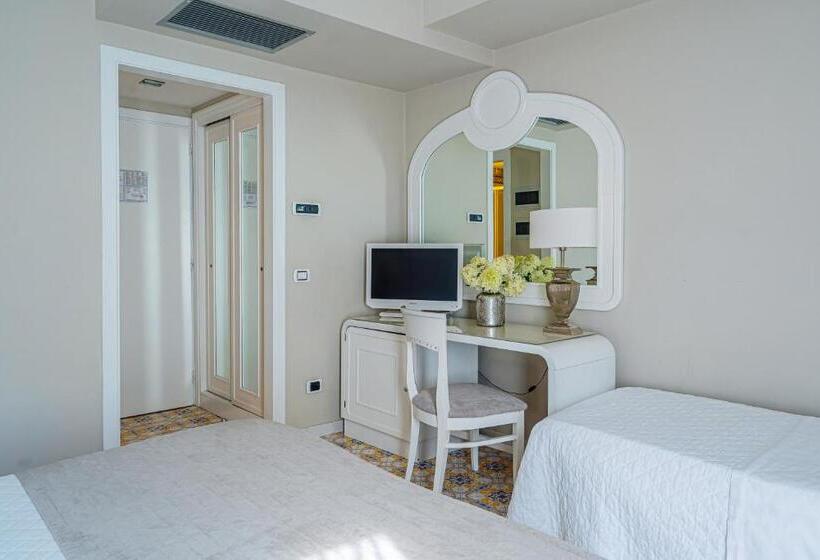 غرفة قياسية ثلاثية, Capri