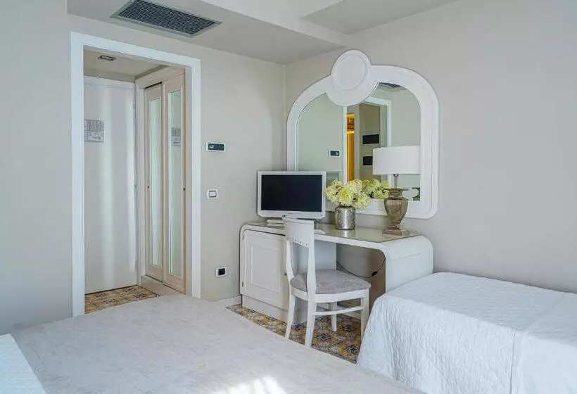 Standard Kolmen Hengen Huone, Capri