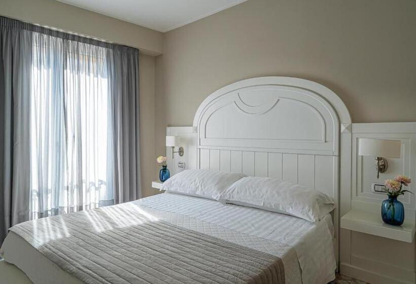 غرفة قياسية ثلاثية, Capri