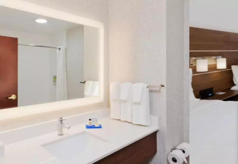 キングサイズベッドのスタンダードルーム, Holiday Inn Express Hotel & Suites Dothan North, An Ihg