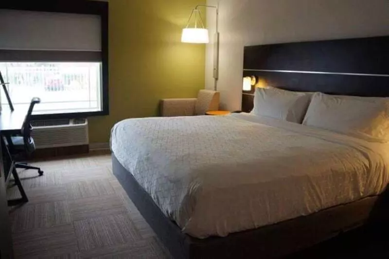 キングサイズベッドのスタンダードルーム, Holiday Inn Express Venice, An Ihg