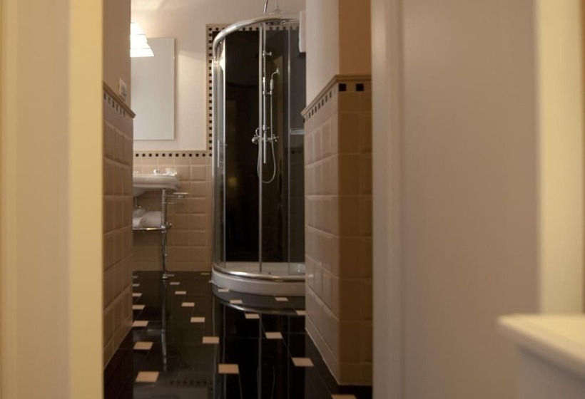 اتاق سوپریور, Patria