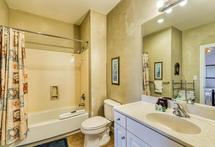 דירת שלושה חדרים, Sterling Shores