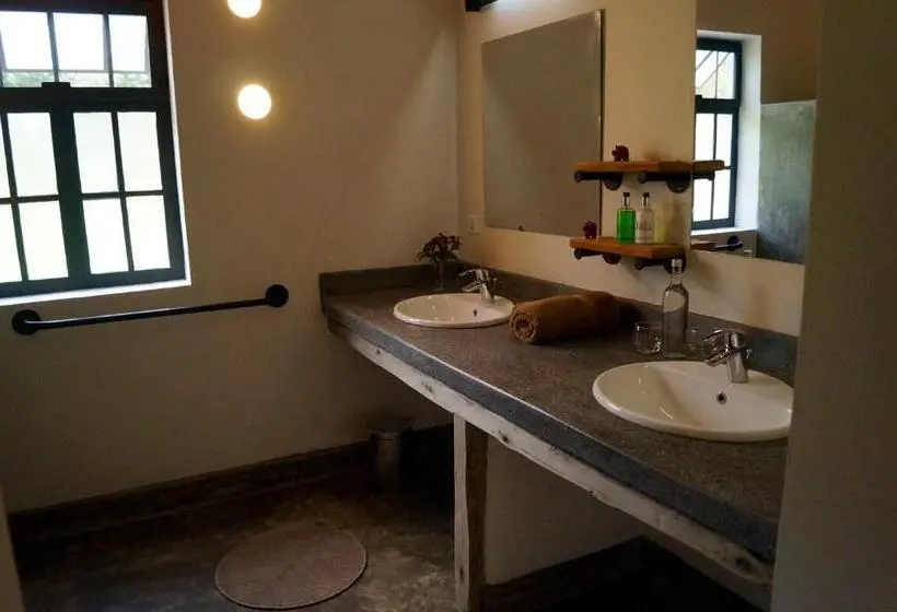 バルコニー付きデラックスルーム, Arusha Villa Karamu Coffee Estate