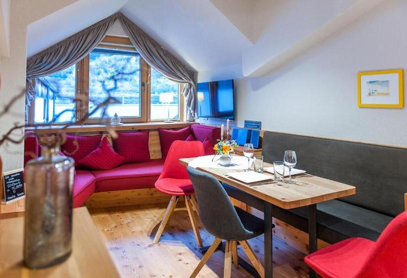 バルコニー付きスタンダードトリプルルーム, Arlsuites