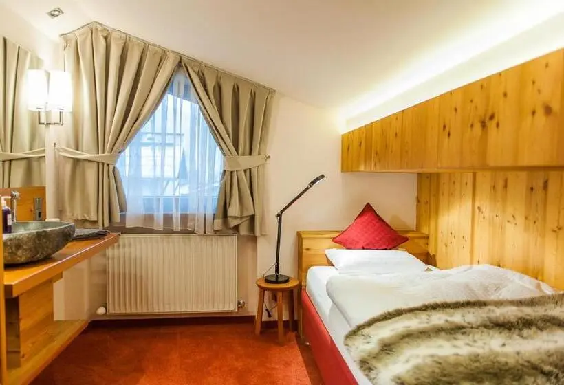 اتاق استاندارد سه تخته با بالکن, Arlsuites