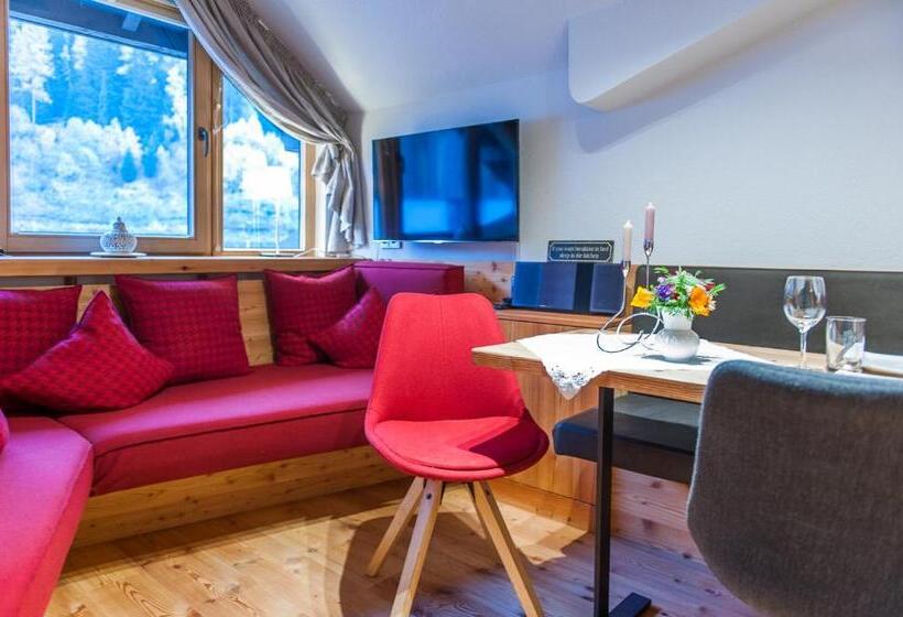اتاق استاندارد سه تخته با بالکن, Arlsuites