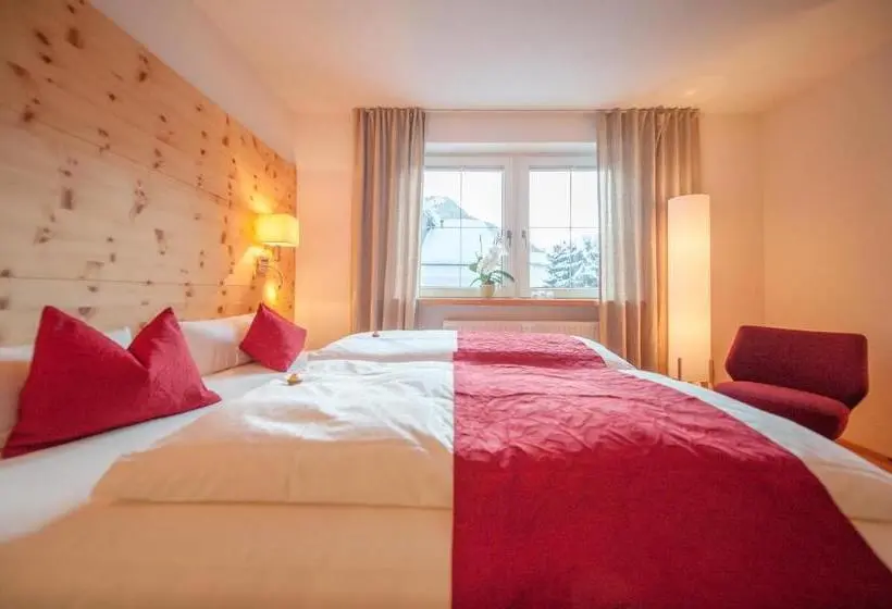 اتاق استاندارد با چشم‌انداز کوهستان, Arlsuites