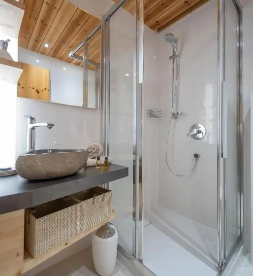 اتاق اکونومی, Arlsuites