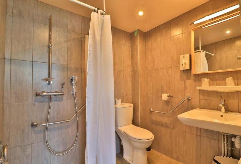 Номер Стандарт Кровать Кинг Адаптированный для Инвалидов, Hôtel Les Flots Bleus
