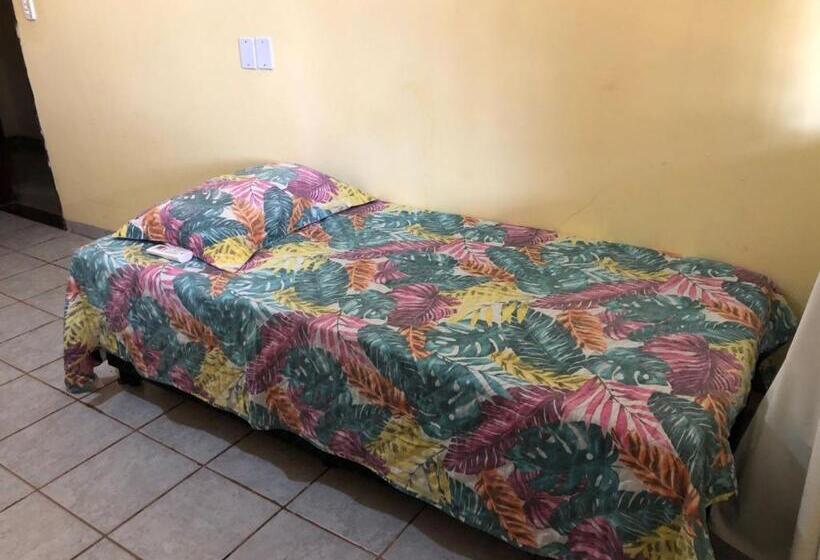 Кровать в Общей Комнате, Oncotô Palmas Hostel