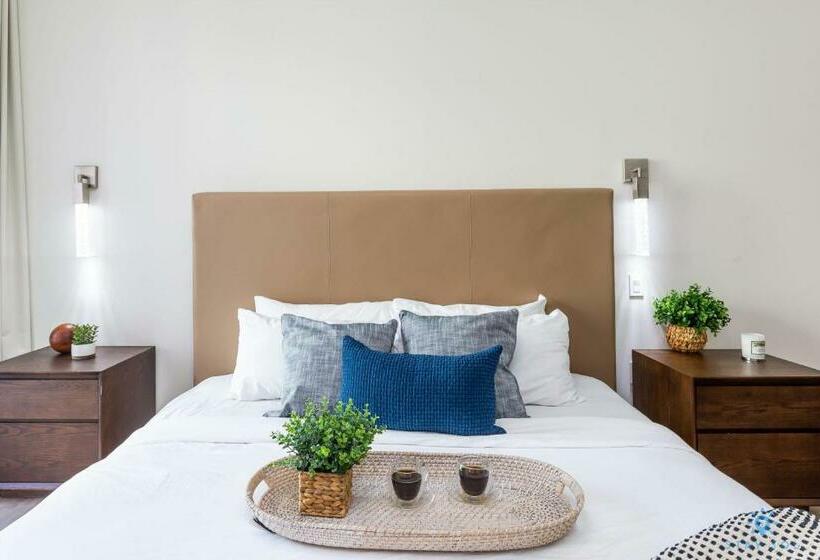 Talo 1 Makuuhuone, Beachfront Condo Rooftop Infinity Pool Studio