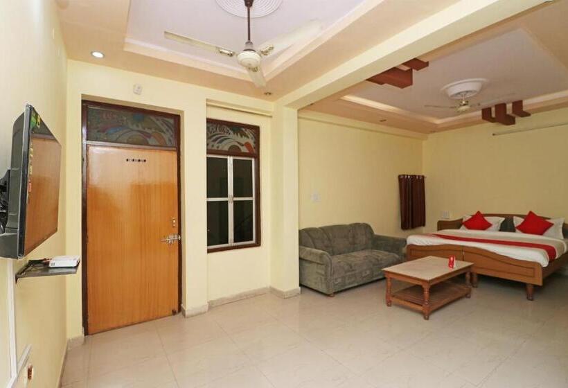 Quarto Triplo Clássico, Oyo 12775 Bharat Plaza