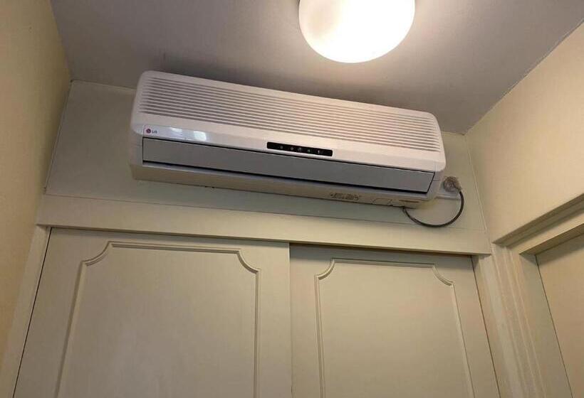 חדר משפחתי, Gateway Motor Inn