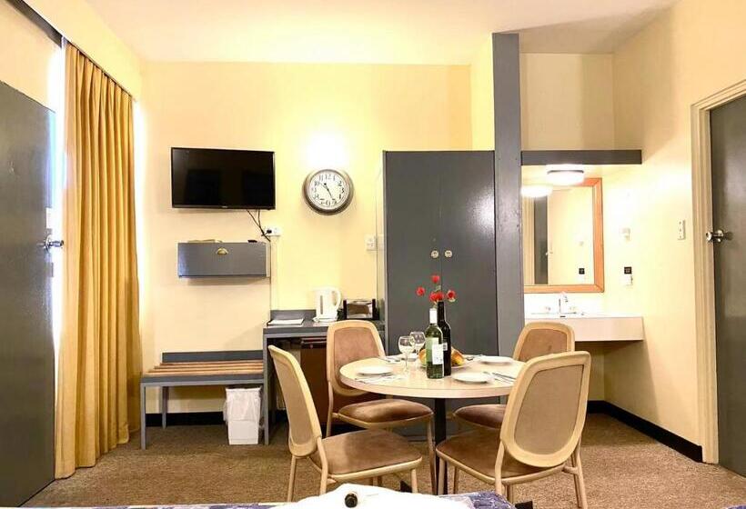 패밀리 룸, Gateway Motor Inn