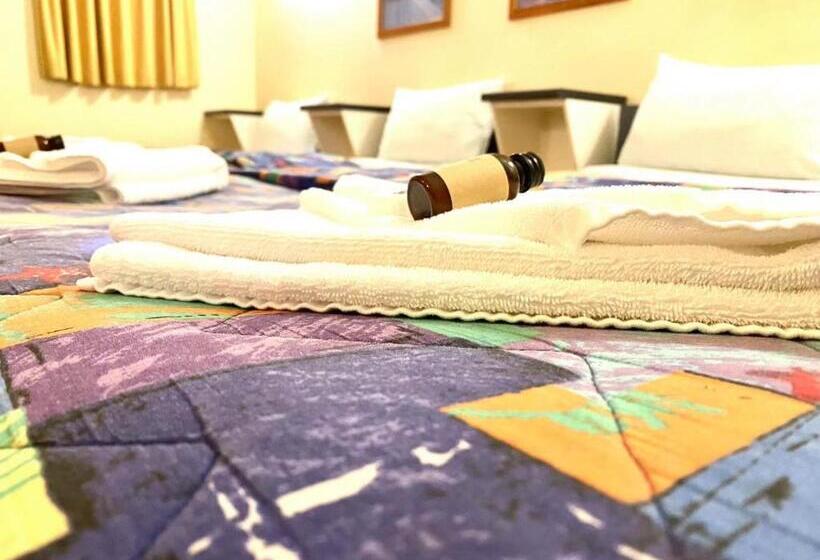 חדר משפחתי, Gateway Motor Inn