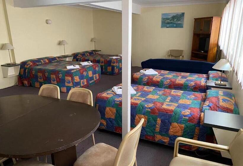 חדר משפחתי, Gateway Motor Inn