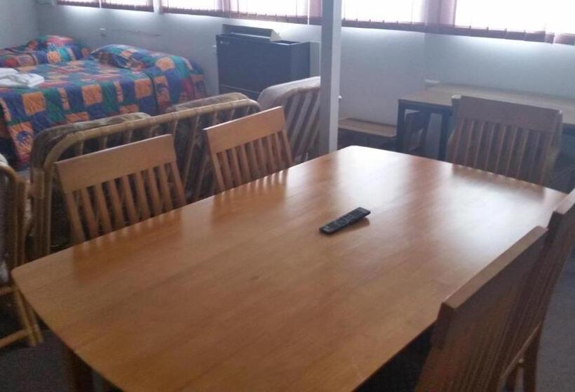 חדר משפחתי, Gateway Motor Inn