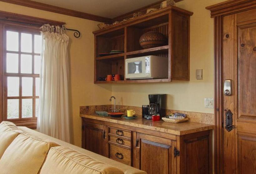 Suite with lake view, Blue Lake Ranch