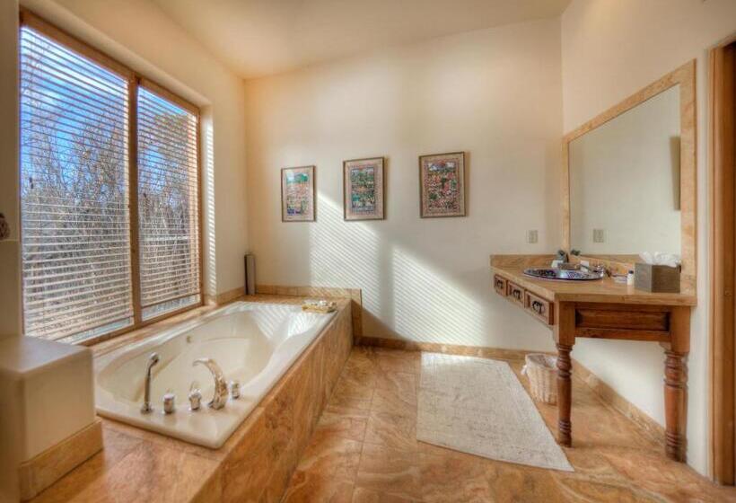 جناح ديلوكس, Blue Lake Ranch