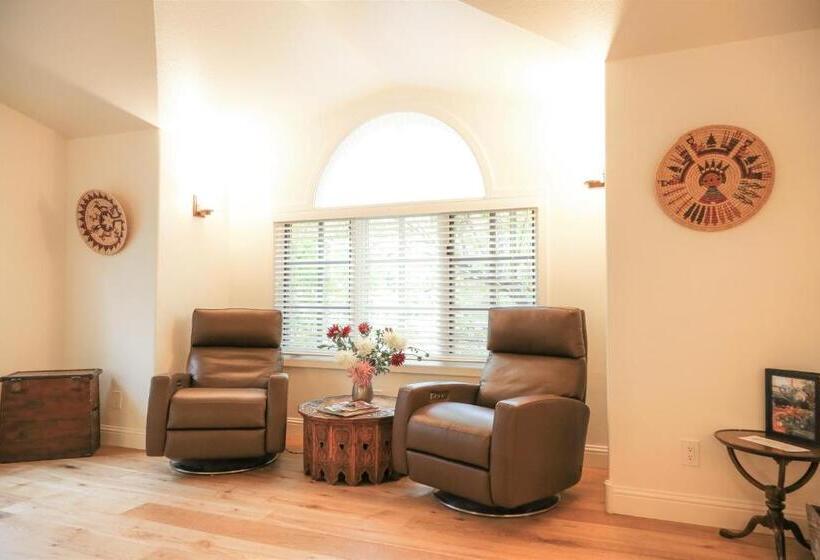 جناح سرير كينج, Blue Lake Ranch