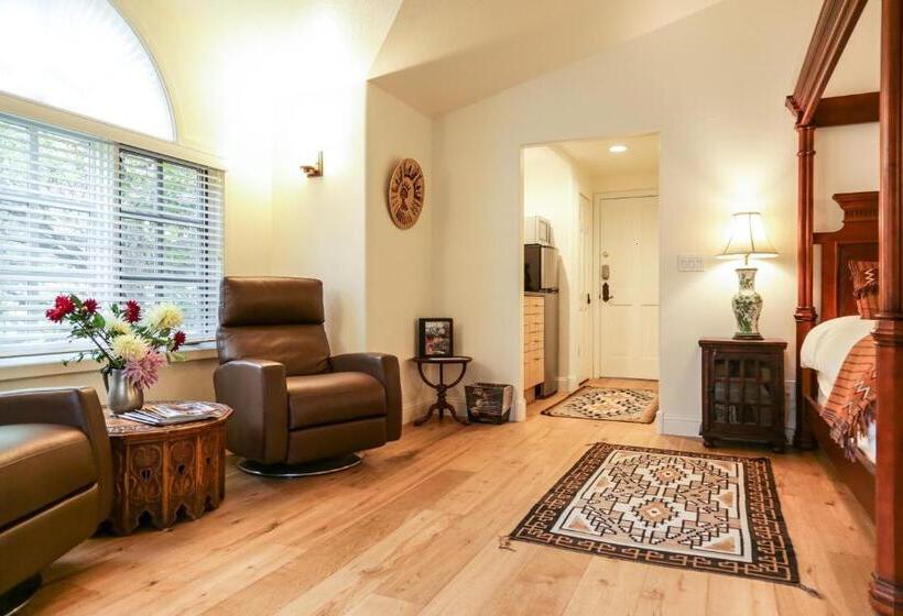 جناح سرير كينج, Blue Lake Ranch