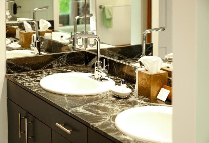 جناح سرير كينج, Blue Lake Ranch