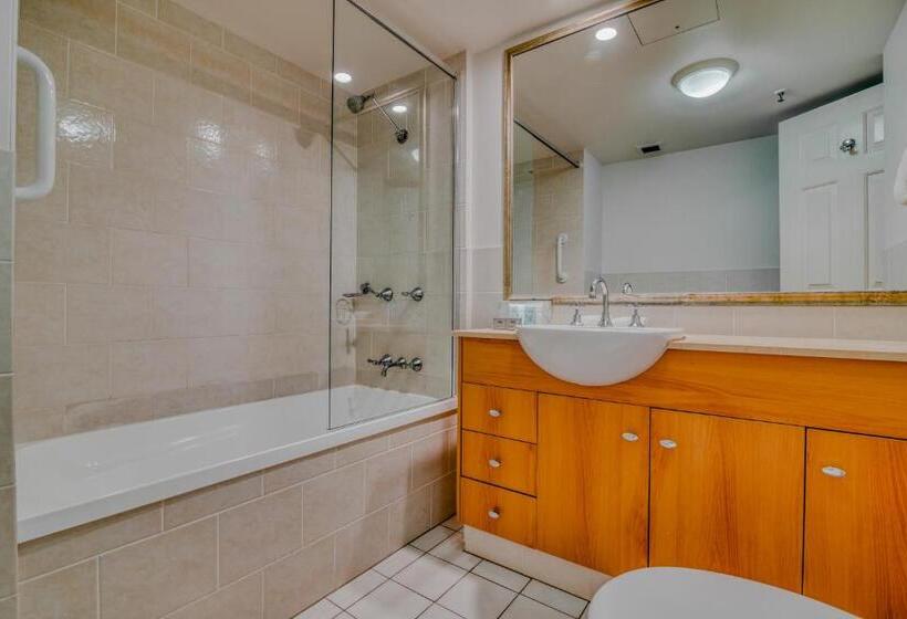 Superior 3-bedroom flat with sea view, Bel Air On Broadbeach   Official