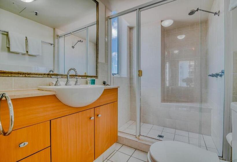 Superior 3-bedroom flat with sea view, Bel Air On Broadbeach   Official