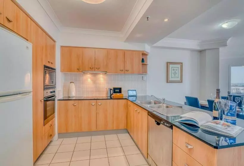 آپارتمان ممتاز سه‌خوابه رو به دریا, Bel Air On Broadbeach   Official