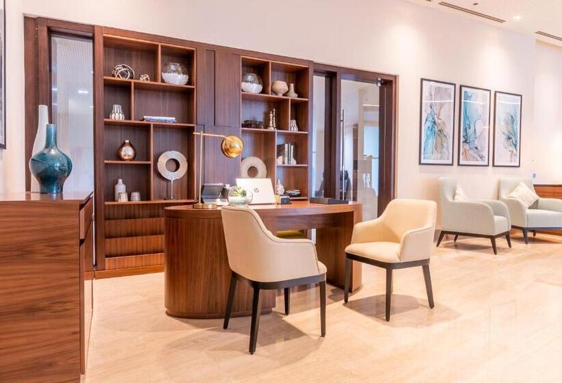 Номер Клуб Кровать Кинг, Grand Millennium Al Wahda Hotel And Executive Apartments Abu Dhabi