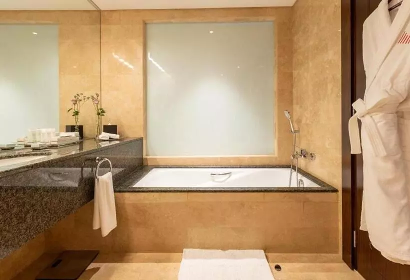 キングサイズベッドのクラブルーム, Grand Millennium Al Wahda Hotel And Executive Apartments Abu Dhabi