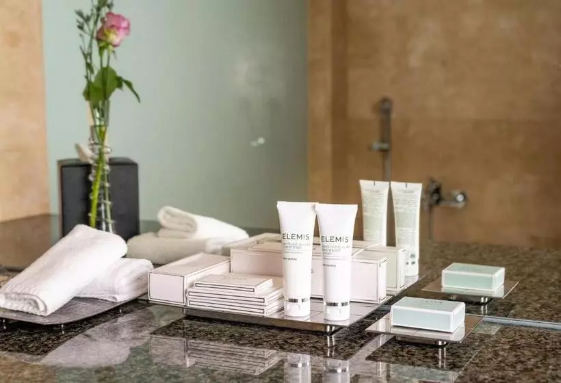 キングサイズベッドのクラブルーム, Grand Millennium Al Wahda Hotel And Executive Apartments Abu Dhabi