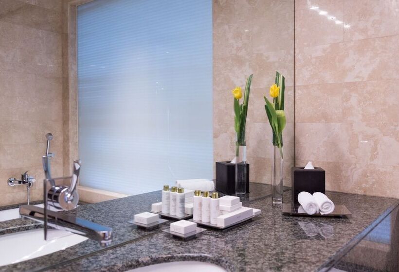 Номер Deluxe, Grand Millennium Al Wahda Hotel And Executive Apartments Abu Dhabi