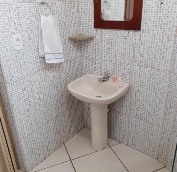 غرفة قياسية رباعية, America