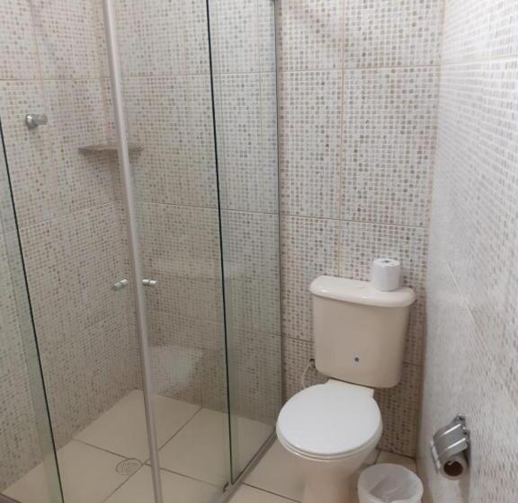 غرفة قياسية رباعية, America