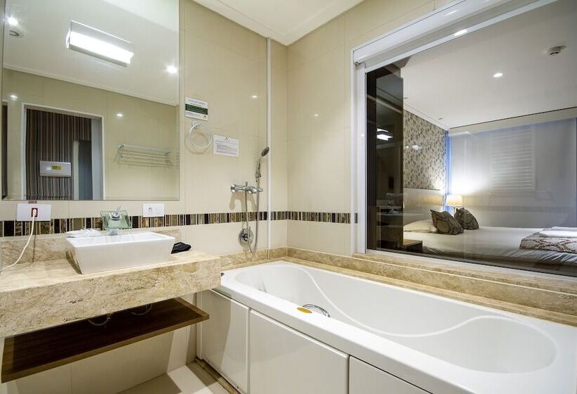 침실 1개 전망 아파트, Chris Park