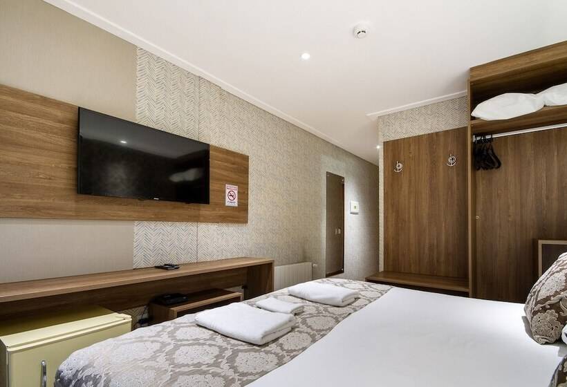 标准间, Chris Park