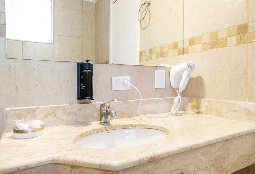 一居室别墅, Chris Park