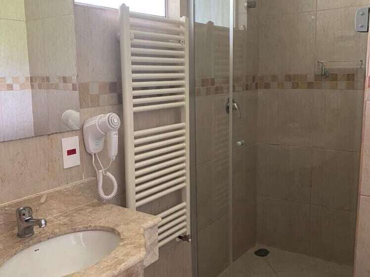 标准三人间, Chris Park