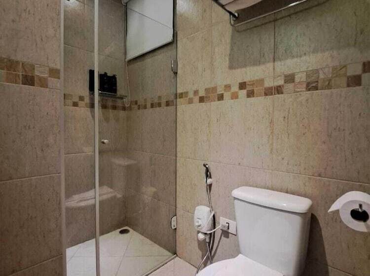 豪华房间, Chris Park