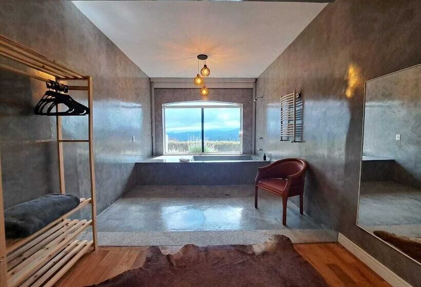 豪华房间, Chris Park