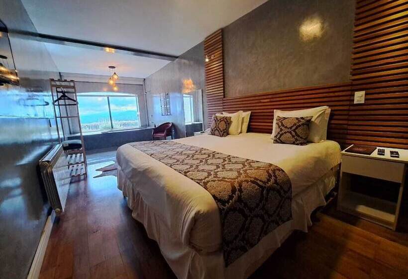 豪华房间, Chris Park