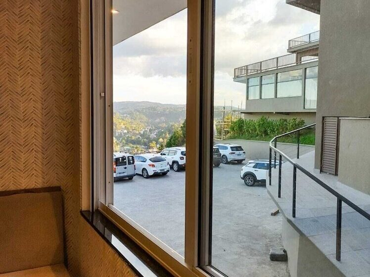 标准间, Chris Park