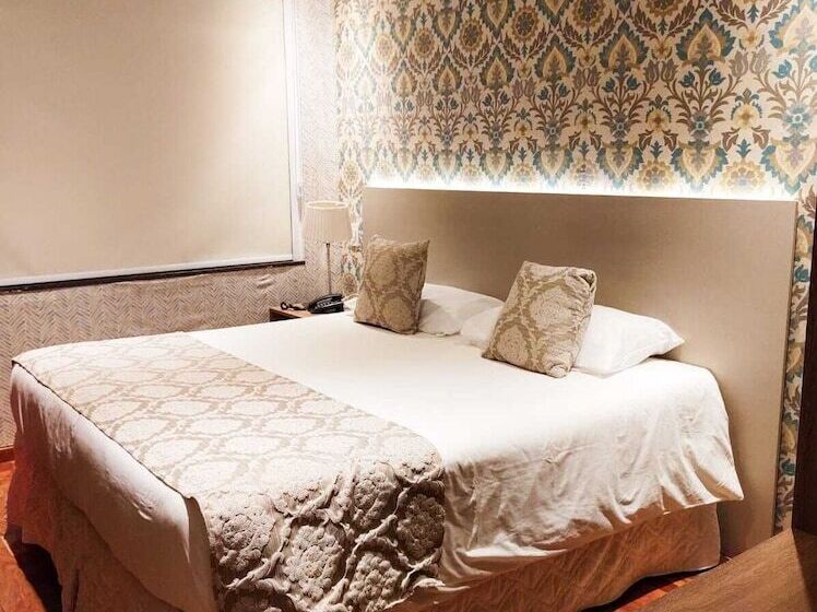 غرفة قياسية, Chris Park